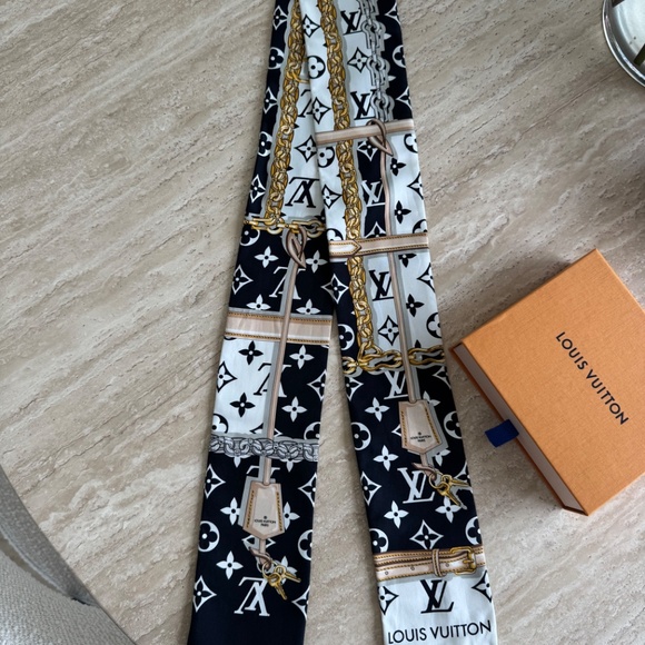 Louis Vuitton Silk Twilly - Picture 5 of 7